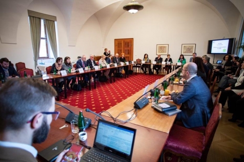 Kulatý stůl k veřejným poštovním službám