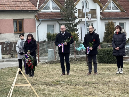 vložení kamenů zmizelých do chodníku