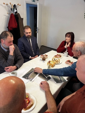 Když doprava ohrožuje klid obce, je čas hledat řešení.