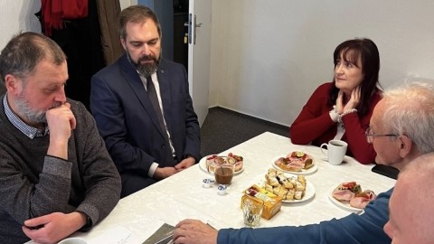 Když doprava ohrožuje klid obce, je čas hledat řešení.