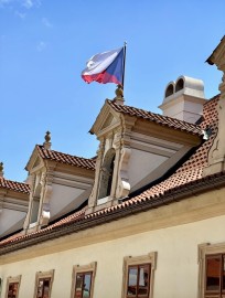 Více než dvě hodiny debaty o Dni české vlajky