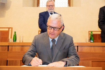 8. Schůze Senátu ČR 8. Schůze Senátu ČR