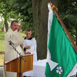 Farář P. Jiří Polach světí obecní symboly.